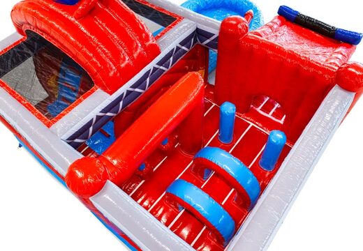 Intérieur du château gonflable avec des arches, des piliers et des sacs de frappe à vendre chez JB