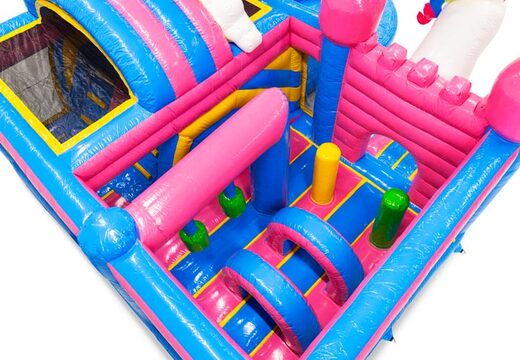 Intérieur du château gonflable avec des arches, des piliers et des sacs de frappe à vendre chez JB