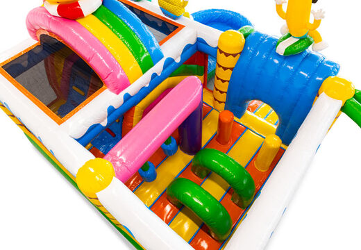 Intérieur du château gonflable avec arches, piliers et sacs d'impact à vendre chez JB