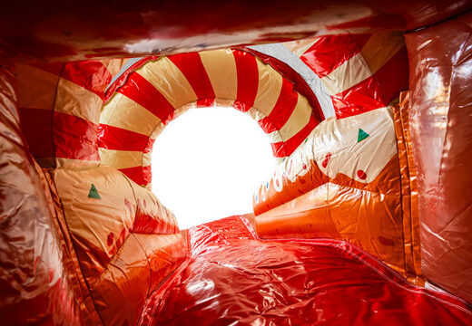 Toboggan du château gonflable Multifun sur le thème du pain d'épices, rouge et blanc