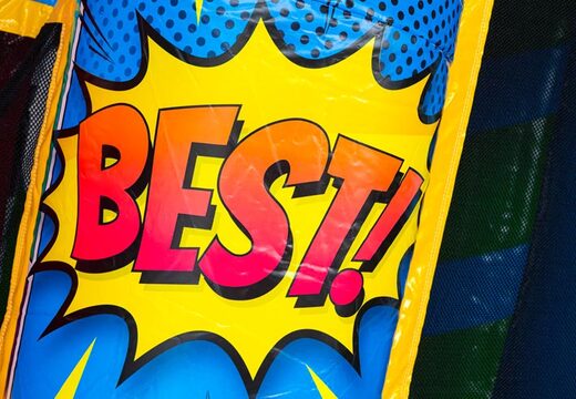 Achetez le château gonflable A-frame Super Comic avec des bandes dessinées, parfait pour les loueurs