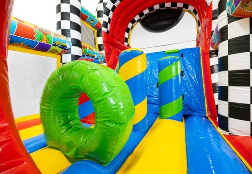 Graphismes Comic détaillés sur un parcours d'obstacles impressionnant