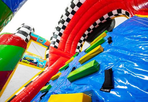 Parcours d'obstacles gonflable au style bande dessinée avec des couleurs vives