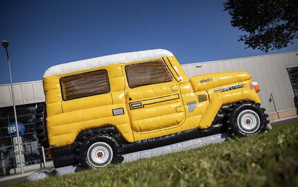 Château gonflable personnalisé Toyota Land Cruiser Autobedrijf van der Linde fabriqué dans votre propre identité d'entreprise chez JB Gonflables France. Commandez en ligne des châteaux gonflables personnalisée promotionnels de toutes formes et tailles