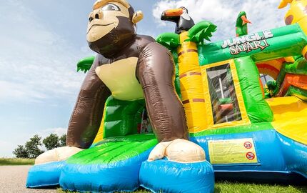 Châteaux gonflables multiplay de taille moyenne sur le thème des gorilles de safari pour les enfants. Commandez des toboggan châteaux gonflables en ligne chez JB Gonflables France